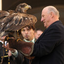 The King with an eagle on his arm (Fhoto: Radovan Stoklasa, Reuters / Scanpix)   